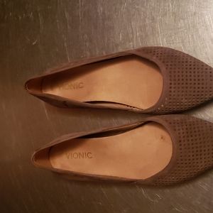 Vionic sizes 8 tan flats